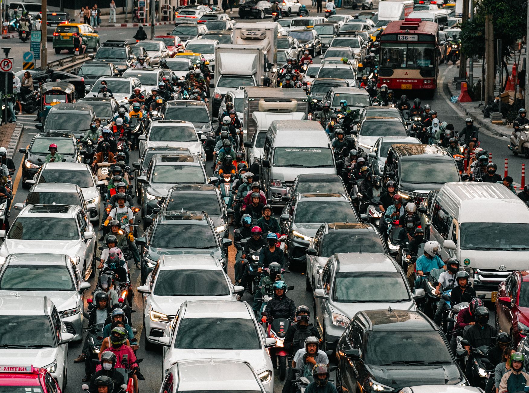 When a Traffic Ticket Is Worth Fighting: How a Traffic Lawyer Helps